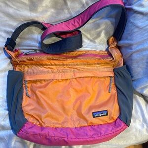 Patagonia lightweight travel courier bag